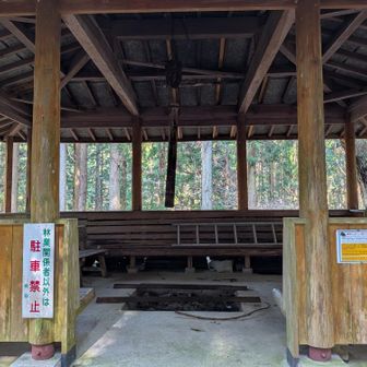 登りにも来た東屋。真ん中に焚火の掘りがある