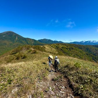 目の前の八ヶ岳を眺めながら下山します🎶