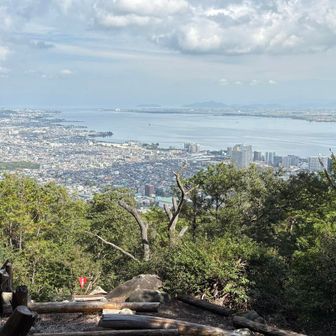 長等山展望所から　琵琶湖南湖を眺められました
風が当たり気持ちが良いですわ
台風の風でしょうか　強風です