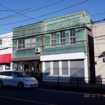 上町を抜けると、看板建築の商店が多かった