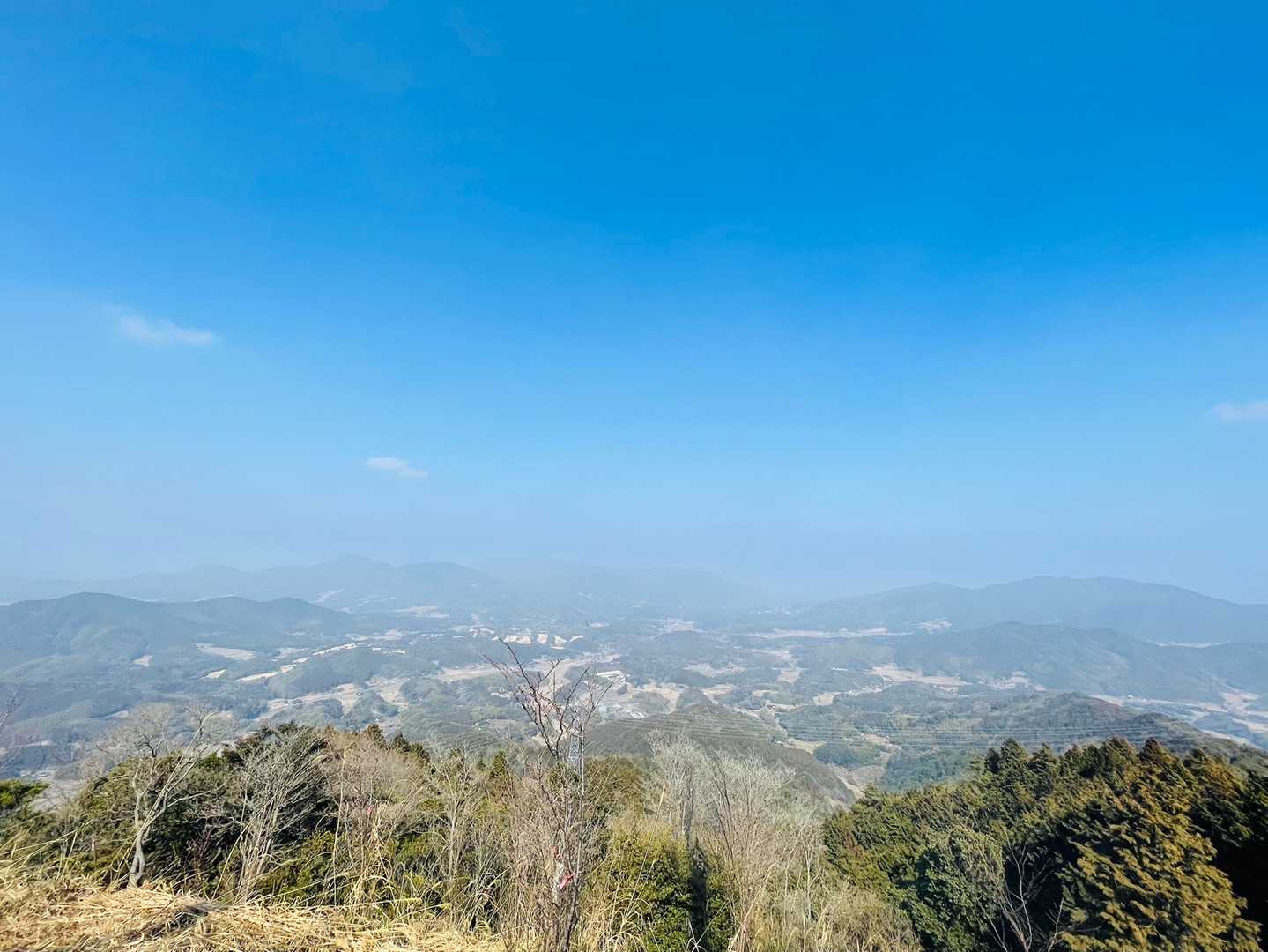 東峰の眺望
日積方面がよく見える
しかし、
今日はめっちゃ霞んでるーー( ´A` )