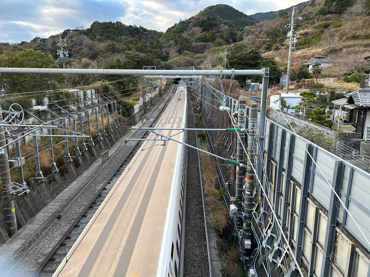 ドワッ‼︎って音にびっくりしました🫨
日本の大動脈ですから数分おきに通るのですね😮
うちの近所の新幹線とは当然頻度が違う🫤