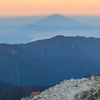 海の方は、白馬鑓の影が👤