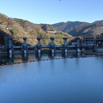 相模ダムを見ながら相模湖大橋を渡り、嵐山北、相模川沿いを行く。