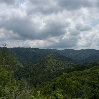 山頂からは360度周辺の山々が見渡せます。