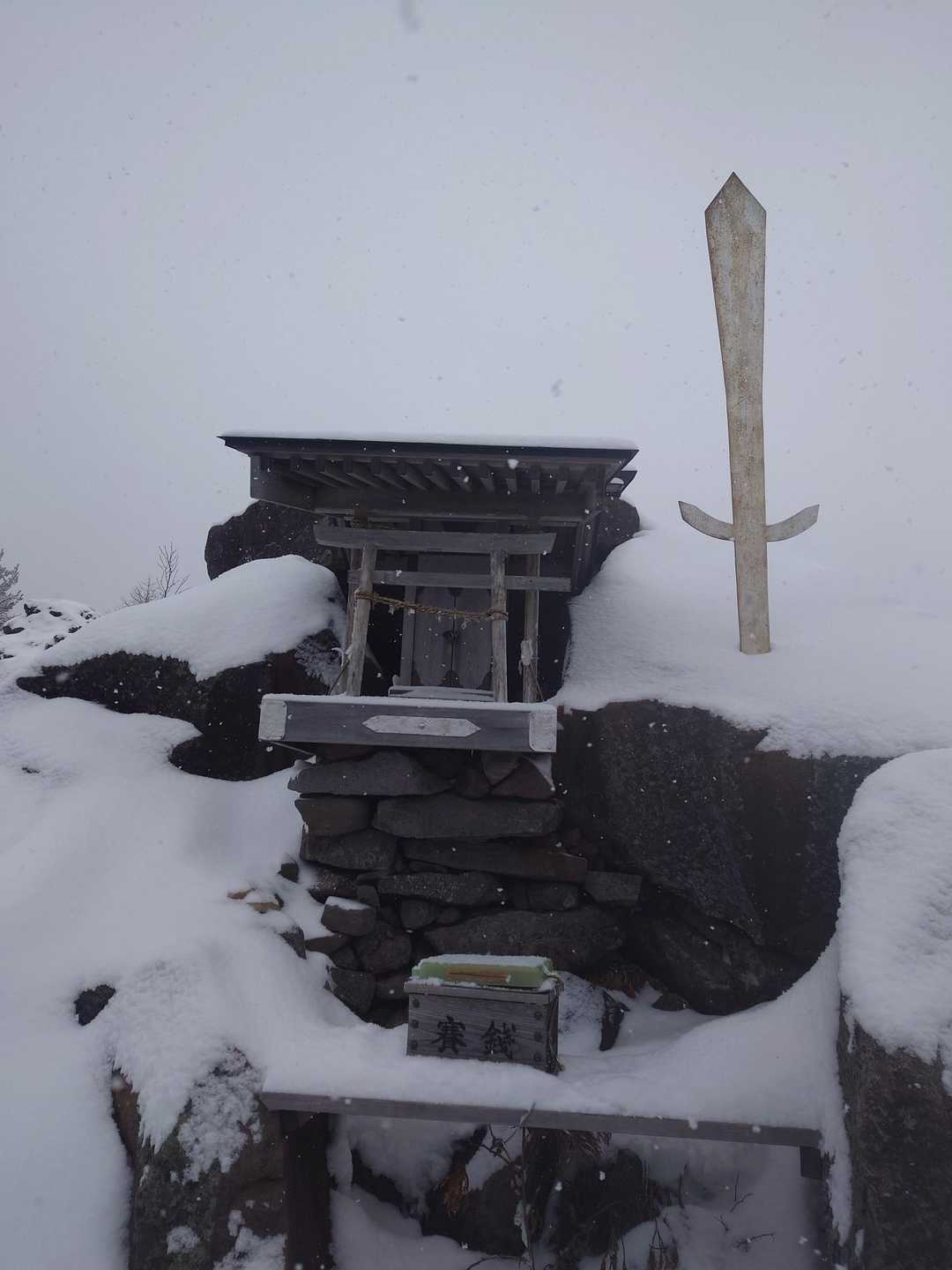 山頂の祠　お参りしました