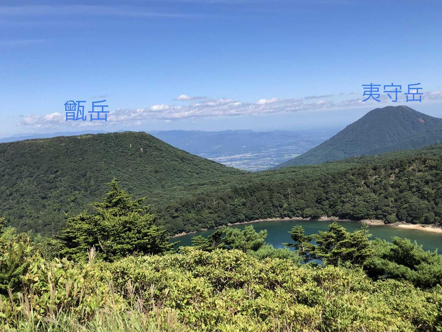 3年ぶりに「白鳥山 北展望台」に足を運びました。「みやざき百山」の両山のあいだから「小林市街地」が見えました。
