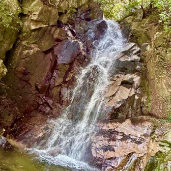 御手水の滝。高さは22mあり、修験者がこの滝に立ち寄り手を洗い身を清めたという伝説があるそうです