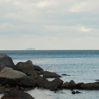 遠くに浮かぶ岩の島みたいなのが見えます。あれは何でしょうね。