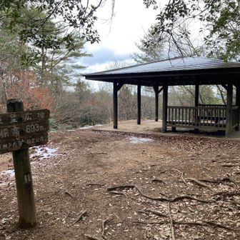 極楽寺山頂到着
東屋で食事したいけど寒いので下山💦