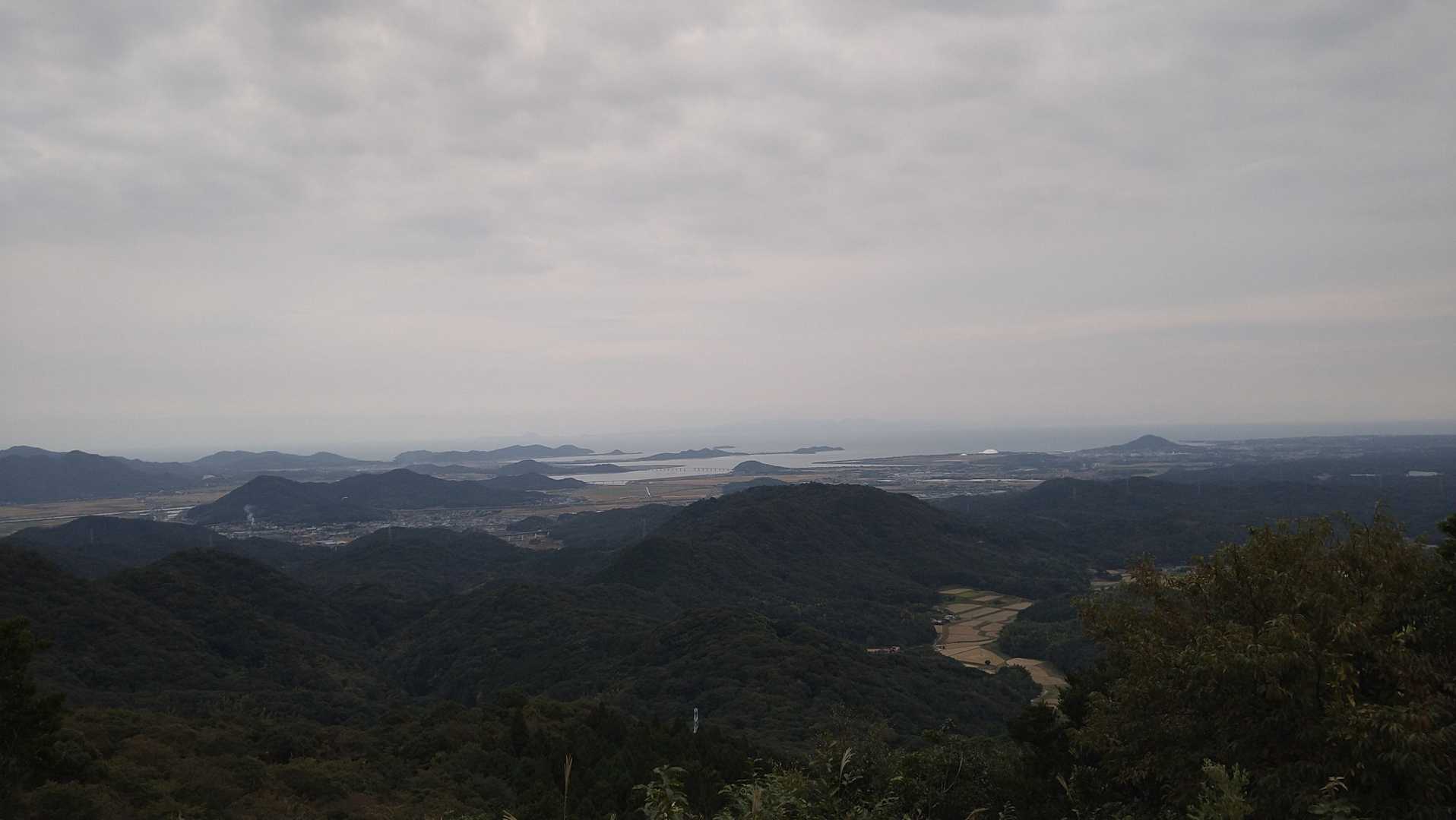 瀬戸内側。大海山、楞厳寺山、火の山連峰、お伊勢山、周防大橋に、きららドーム、日の山…天気が良かったら、九州も見えただろうに😢