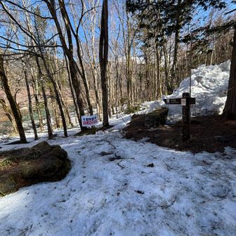 シーズン中はここから大正池に降りるみたいです
冬季は閉鎖中✋