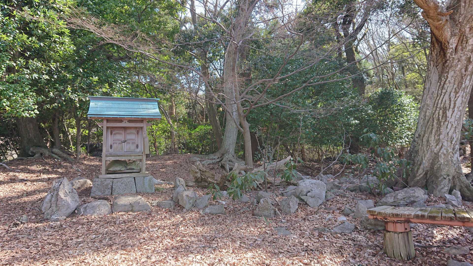 山頂と思ったがこの右にまだ石山がありました。