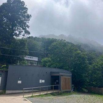 御幸ヶ原から男体山を見ると、山頂は雲の中