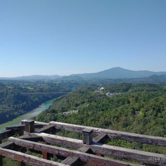 西の方。何山か？笠置山か？