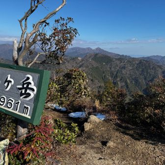 そのまま仙ヶ岳西峰に到着！