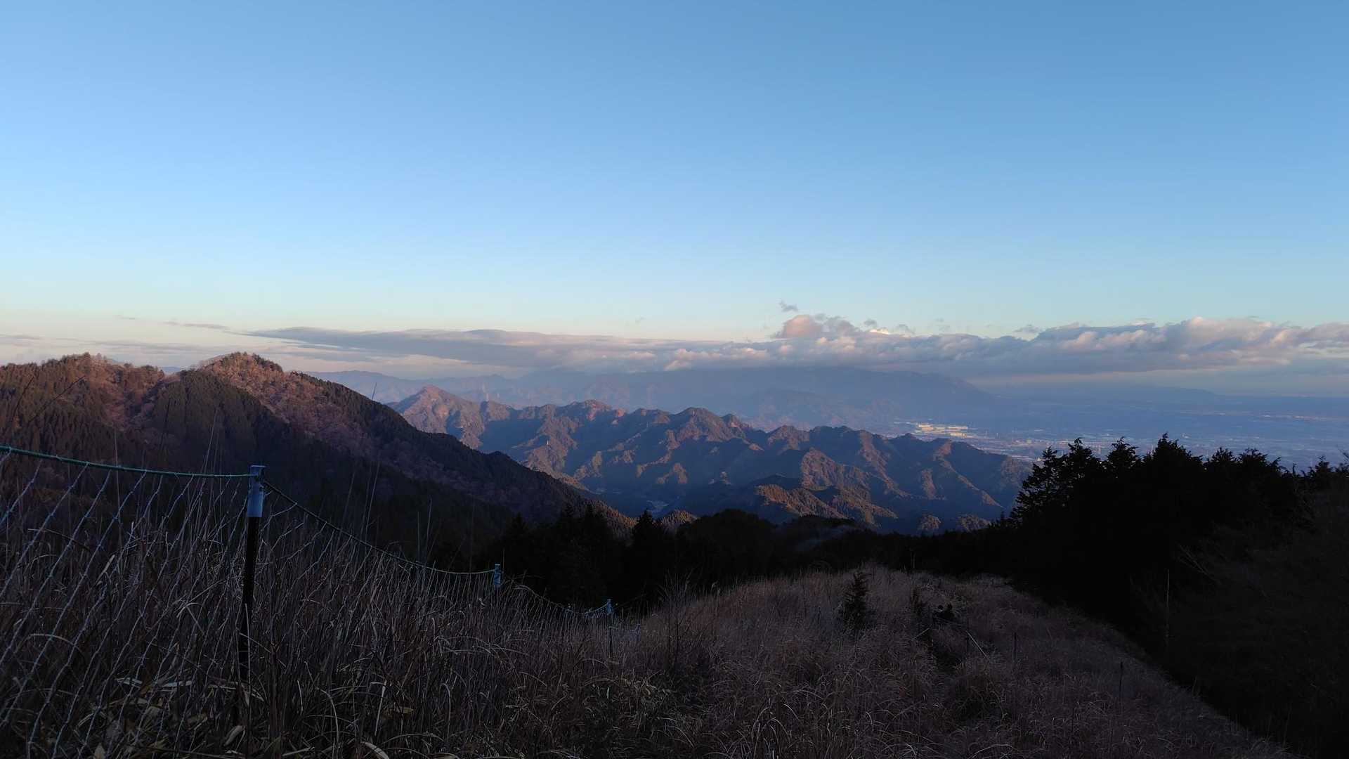 錫杖ヶ岳もモルゲンロート
鋸尾根もモルゲンロート
鈴鹿山系は、まだ雲が乗っている