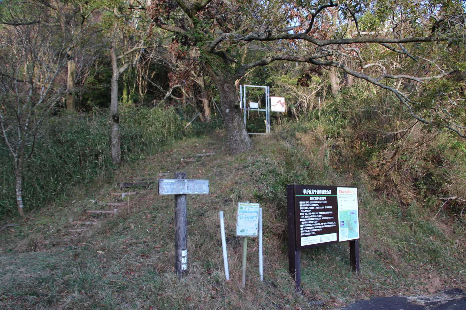 夢ヶ丘登山口からスタート🚶
すでに10台近く車有り🚗
