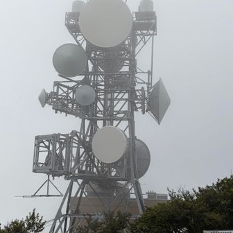 大分県のテレビ・ラジオ放送局（OBS、TOS、OABなど） や、防災行政無線の中継所 として機能する複数の電波塔がそびえ立っています