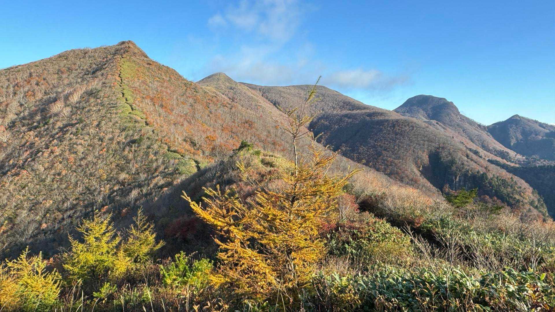 トンガリ山・山形神室・仙台神室が一望😄