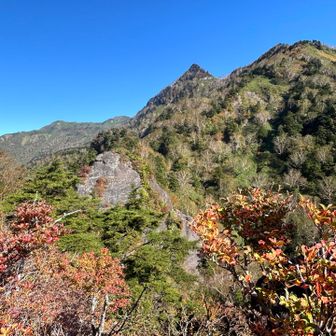 前武尊(手前)、川場剣ヶ峰(奥)
武尊山にはもう一つ剣ヶ峰山（西武尊）がある