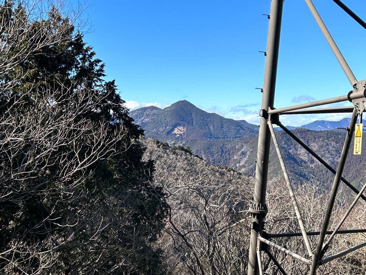 下山途中に鉄塔の方へ…

八高山が見えます