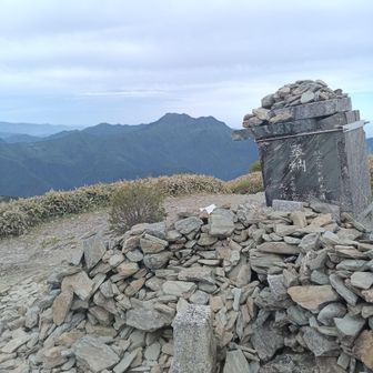 石鎚山をバックに