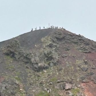 拡大して
山頂に人々