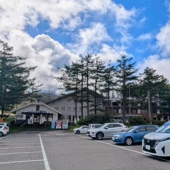 湯の丸スキー場の駐車場に車を止めました😆