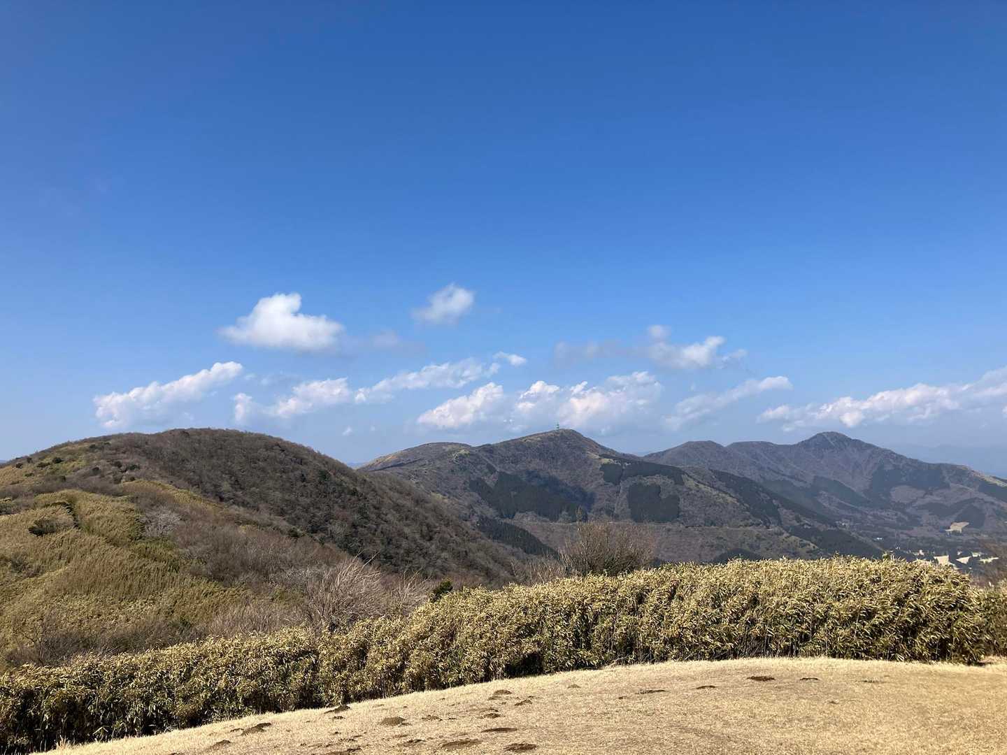 歩いてきた方を振り返って
一番右が金時山
真ん中はNTT無線中継塔がある丸岳
がんばったなー😭
疲れましたが下山はまだまだ