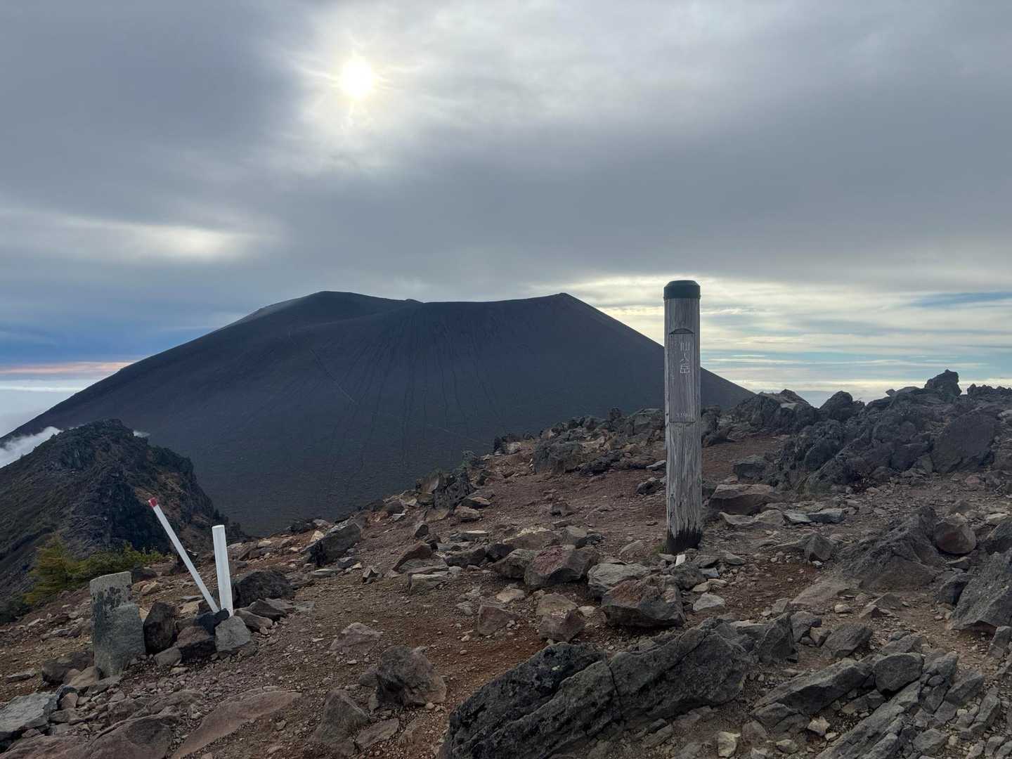 紅葉の時期黒斑山から見る眼前そびえ立つ浅間山の雄大さ🍁そして帰りの