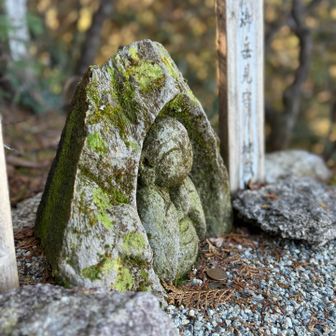 御嶽見守り地蔵
まっすぐに御嶽山の方を
向いている姿にキュン💘