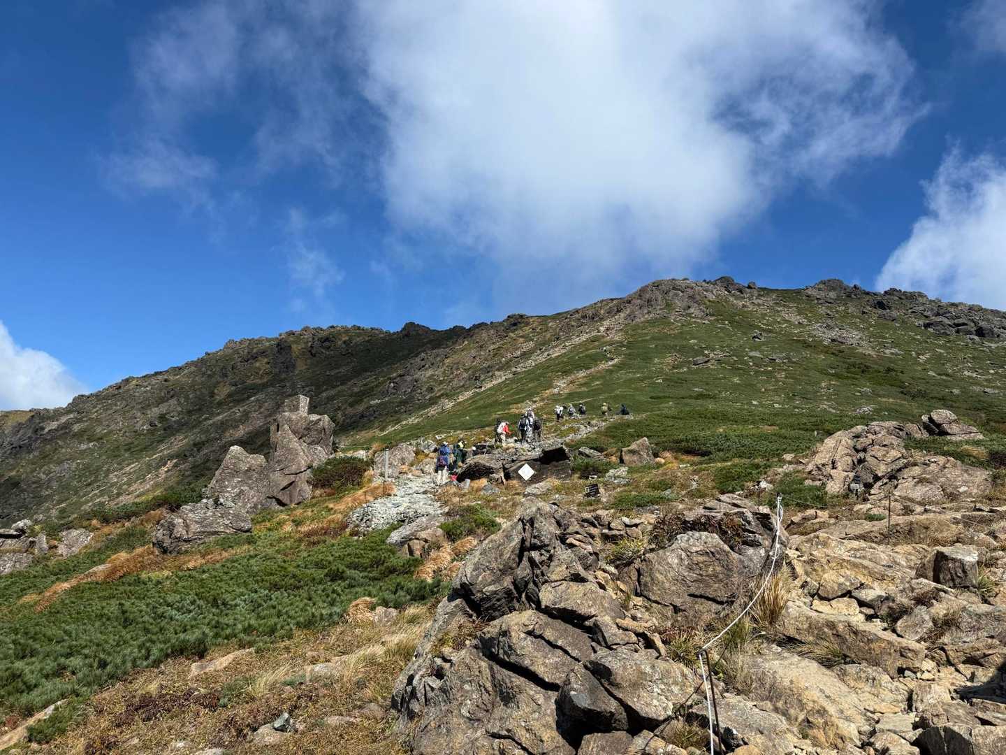 五合目、楽しい山登りずっと先まで賑わってます