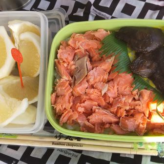 ここで昼食
冷蔵庫にあった大好きな紅鮭と、三重県産アオサの入った椎茸(戴き物)🐟️🍄
デザートは故郷宮崎の種無し日向夏。
みかんでなくゆず系なので爽やかな香りです🍊
林檎の皮をむく要領で黄色い外皮をはぎ、白皮をつけたまま食します
種類は…種無し・種少しの小核系・種多い露地日向夏があり、美味しいのは種出しが面倒でも露地物かな