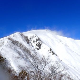 山頂を振り返る
相変わらずの風雪