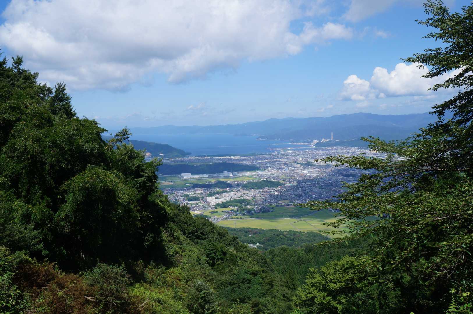 下山時のビュースポット。空気は澄んできた様です。