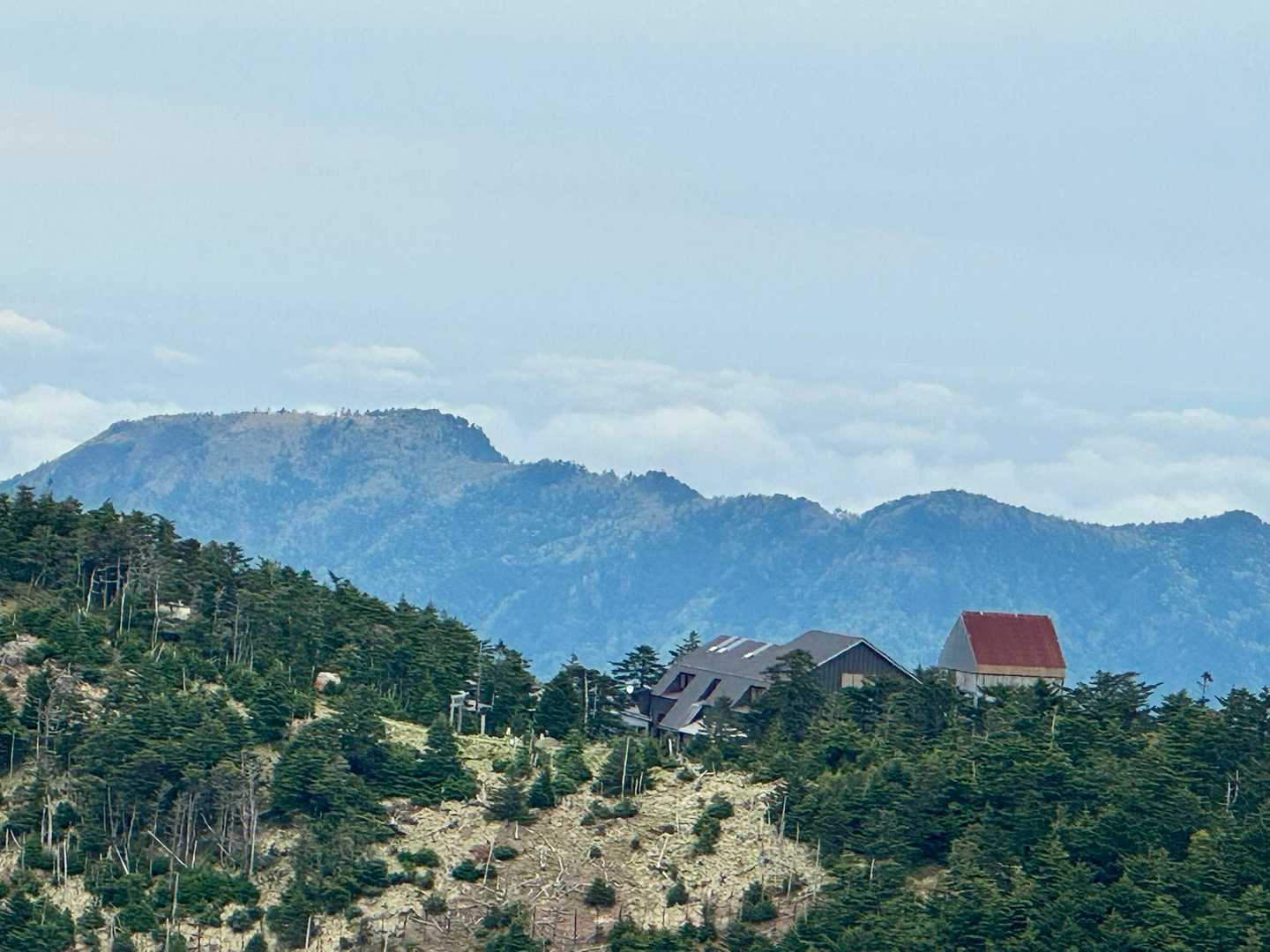 弥山小屋の奥に私は登れない女人禁制の
山上ヶ岳もくっきり見えました