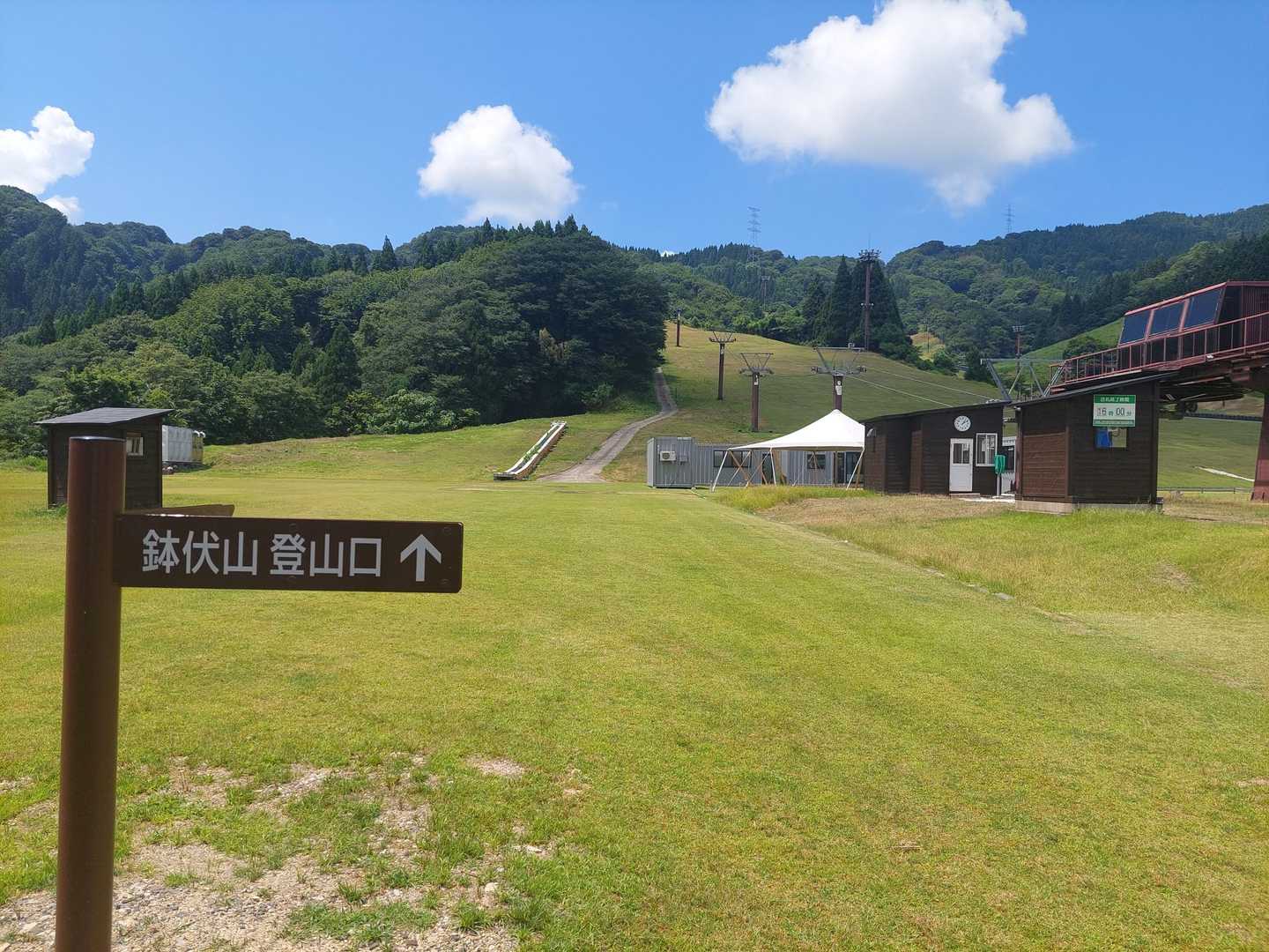 今庄365スキー場のゲレンデを進むと