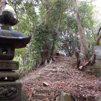 まだ先があり、もう少し登った所が大峯山の山頂。