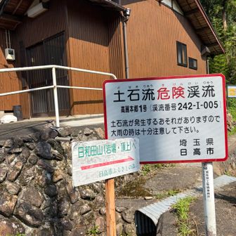 民家の脇にある登山口。わかりにくい。
蜘蛛の巣をしっかり浴びました。💦