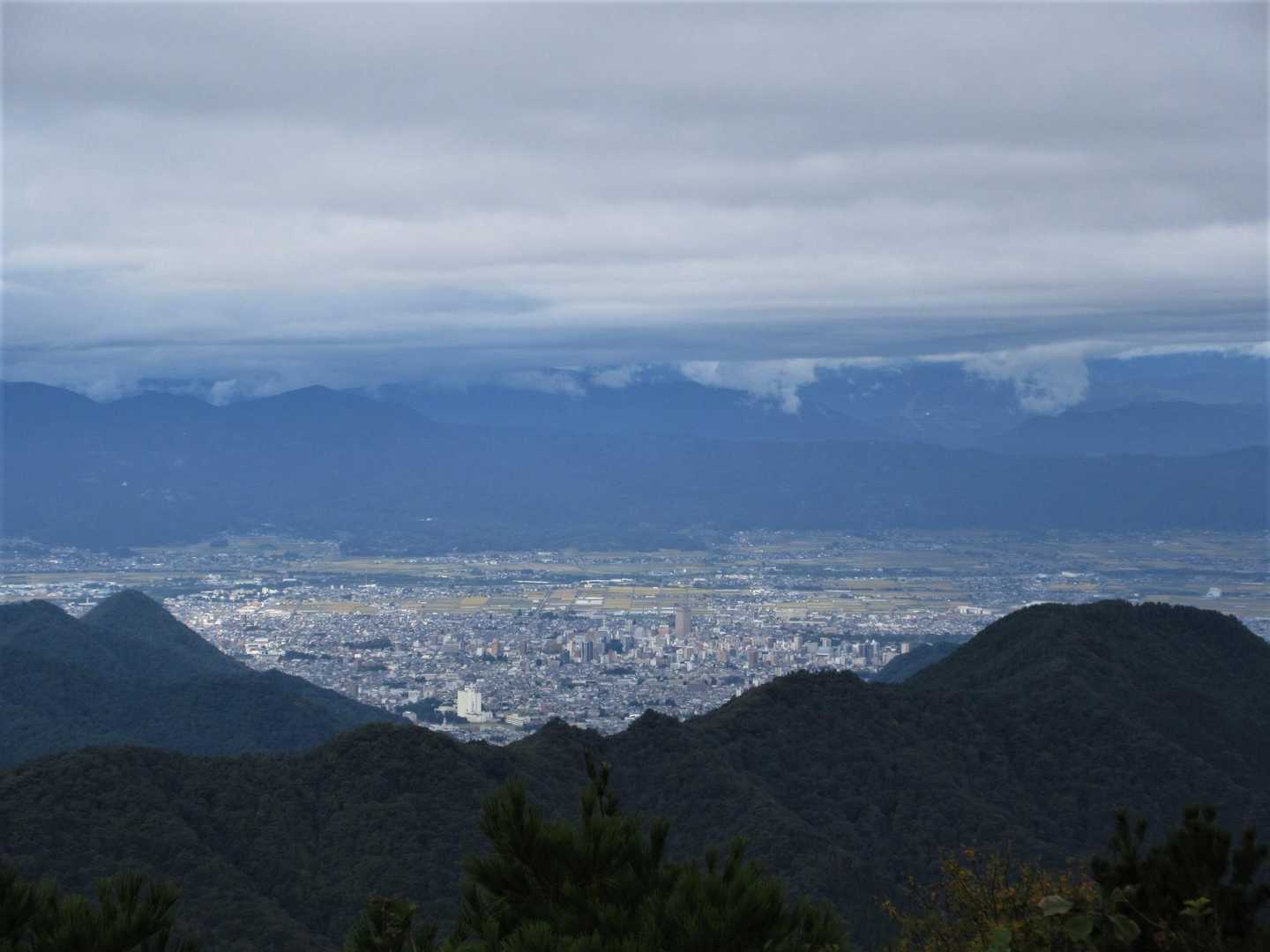
山形市方面

低く垂れ込めた雲。
朝日岳も月山も望めません。