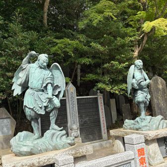 手前が小天狗（からす天狗）で奥が大天狗。