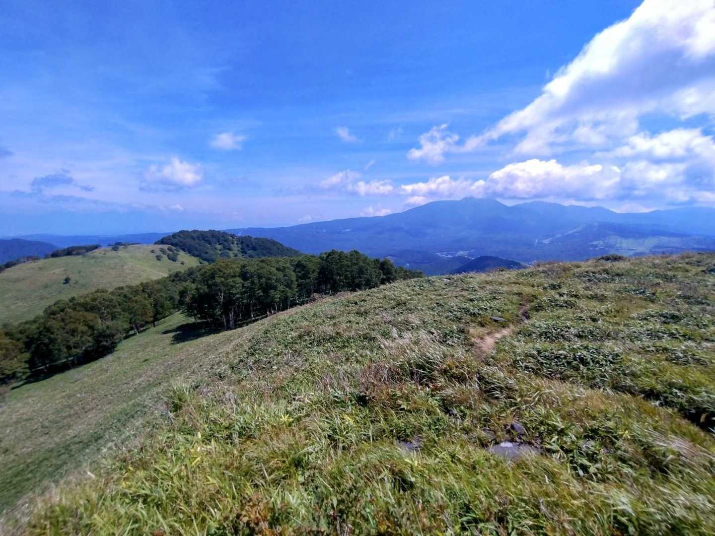 さて、車山の主稜線から外輪山の端、殿城山に向かって左にいましょう