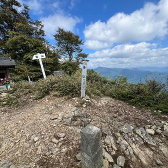 宍粟50名山のNo.3の後山1345m 、後方に氷ノ山、扇ノ山がうっすらと見えた⁈
