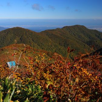 北側遠方に富山の街並みを望みます。手前左の山は仁王山。その下には白木峰山荘の青い屋根が見えます。