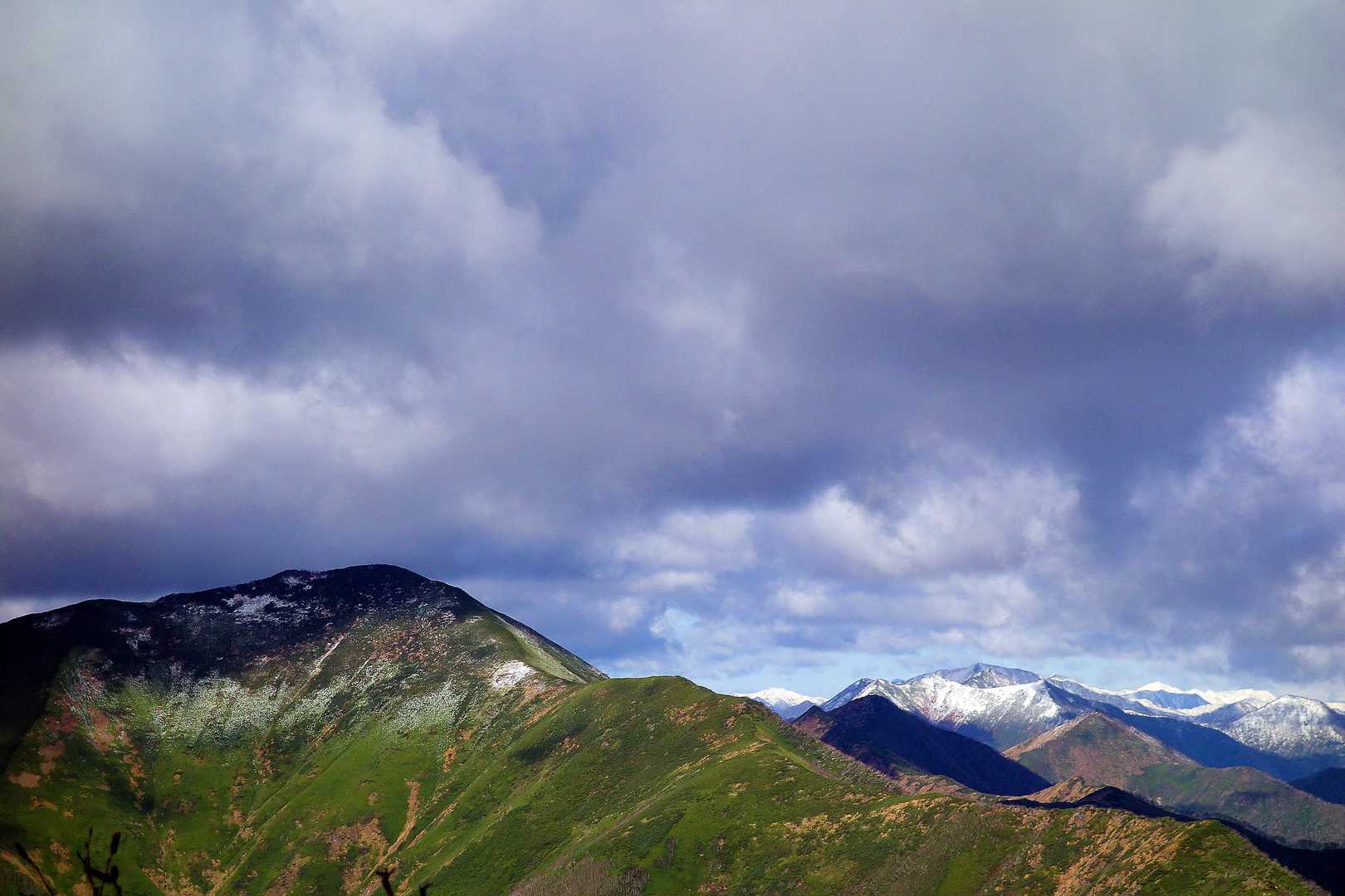目の前は十勝岳（1456ｍ）