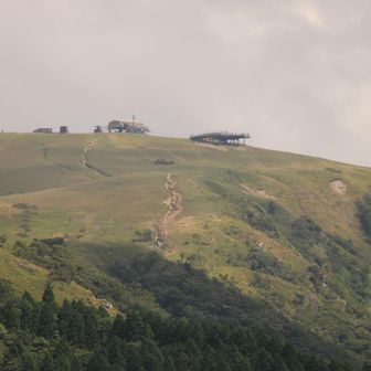 この真ん中の登山道の、少し右のやつ。
Cafe360より、この岩の方が断然いいぞ！（負け惜しみ）