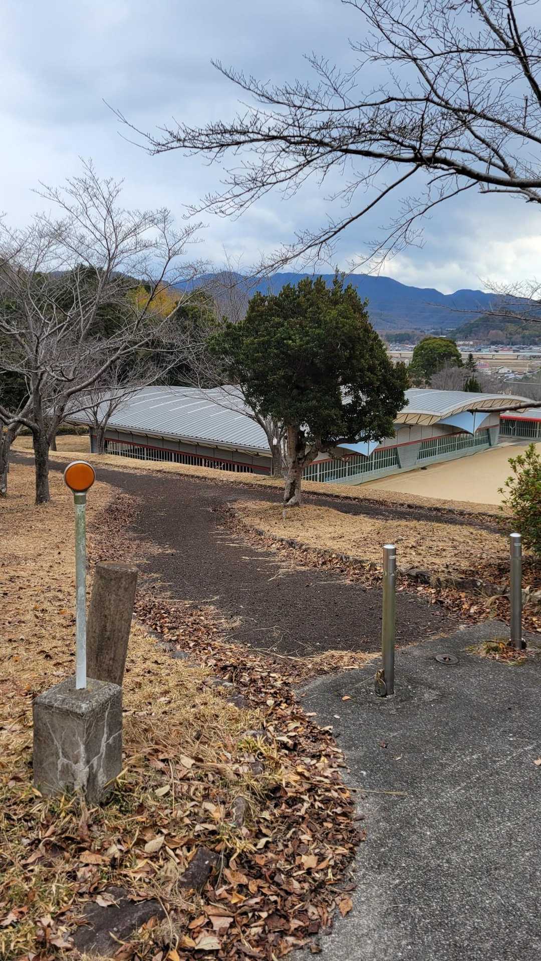 しばらく舗装路を歩いて
池の所から登山口に向かいます。