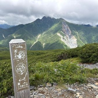 烏帽子岳から見た塩見岳