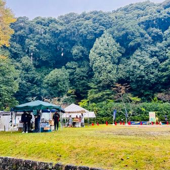 本来はそこそこ走れるはずの
下り基調の1周目帰路
雨と泥とランナーの足踏み混ぜ混ぜで

鬼やばいドロツルの場所が広範囲に(￣▽￣;)

むっちゃペースダウン
そして変なブレーキングの連続で太ももに超ダメージ蓄積💦

筋肉に余力をもたせた走りでここまできたのに
一気に太ももがつる2歩手前までダメージ蓄積💧

まさかの下りで😰

折り返し400m手前くらいで
星野さんとスライド

7分くらい差をつけられた
まー想定通り

折り返し地点のスタート兼ゴールポイントをパシャリ📷

もう一本！！

1周目はちょうど1時間30分